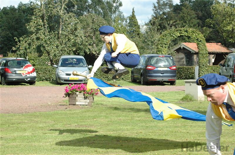 een bijna vliegende vendelier tijdens de vendelhulde bij Huize Zwanenberg_.JPG